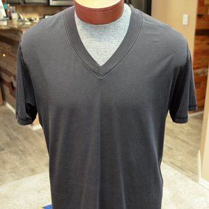 Mens Lululemon V Neck T shirt. Black. Size Large